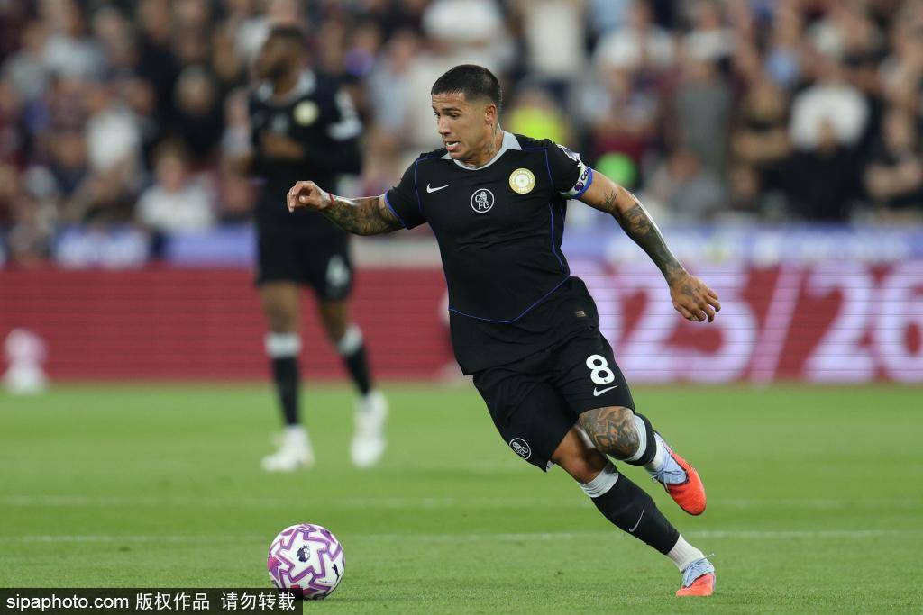 恩佐社媒晒怒吼照庆祝大胜巴萨：美妙的欧冠之夜，享受胜利吧！